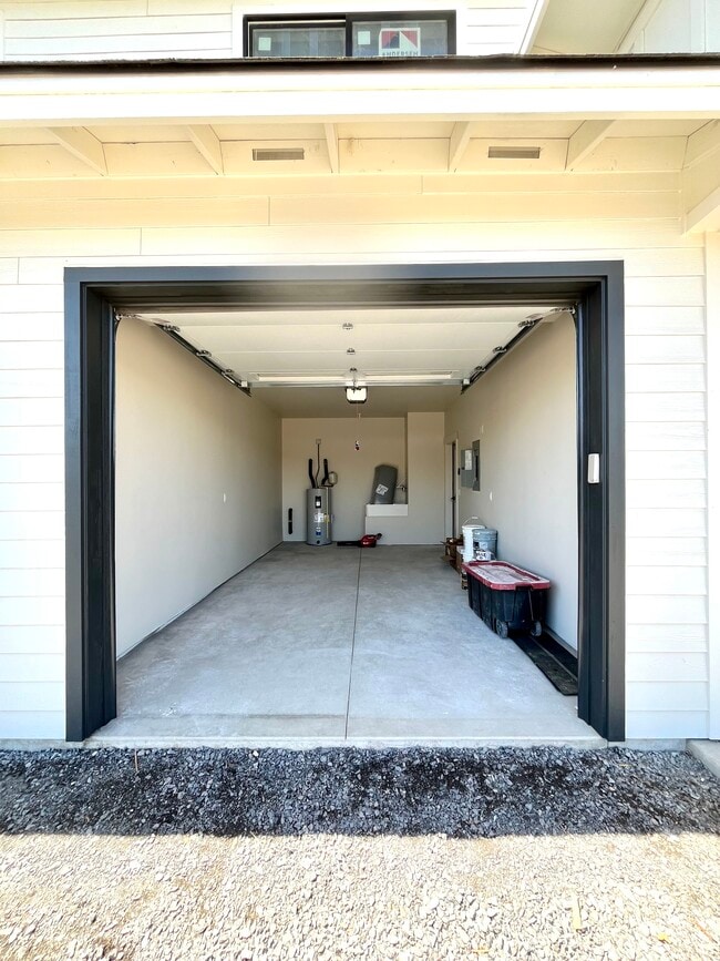 Building Photo - 1622 W Antler Ave