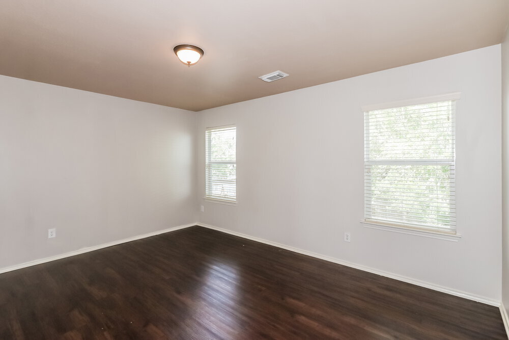 Building Photo - 5027 Oak Briar Ln