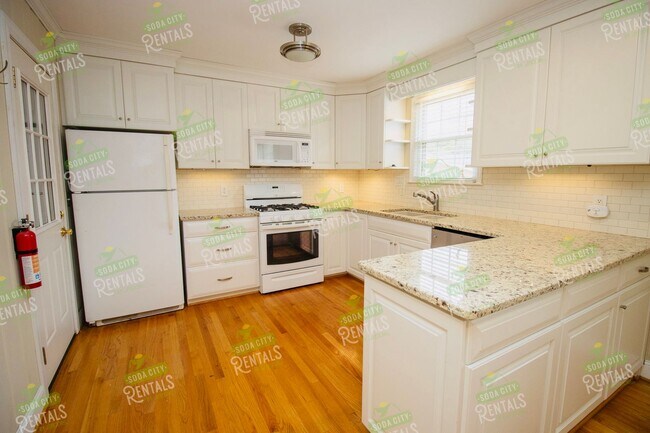 Building Photo - Charming Shandon Corner Lot Home – Hardwood Floors, Fenced Yard + $500 Off 2nd Month!