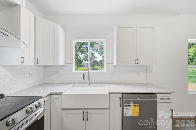 Building Photo - 1533 S Battleground Ave