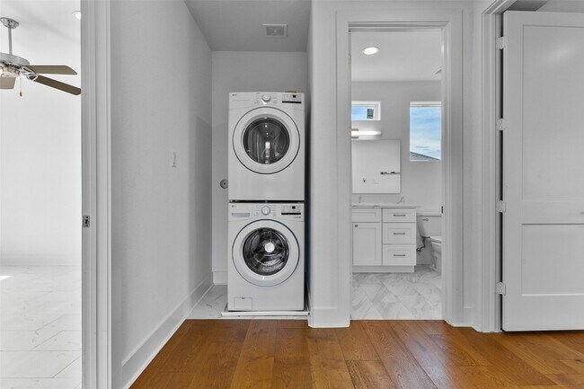 Building Photo - 4006 Fort Bend Dr