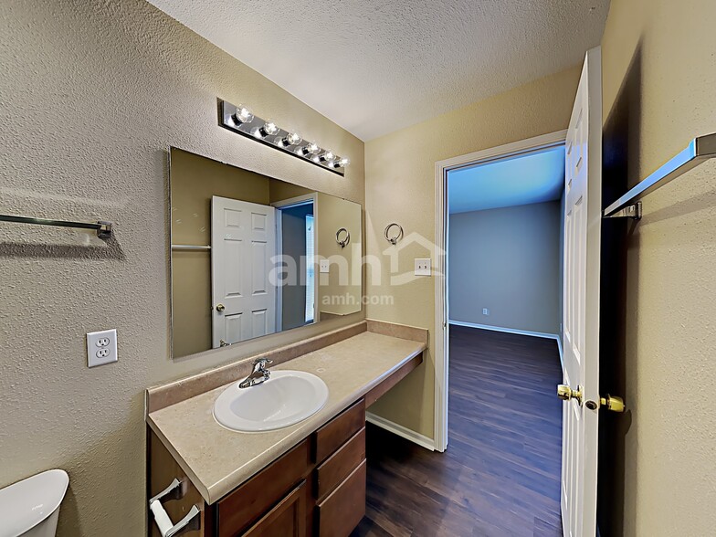 Building Photo - 502 Bourneside Dr