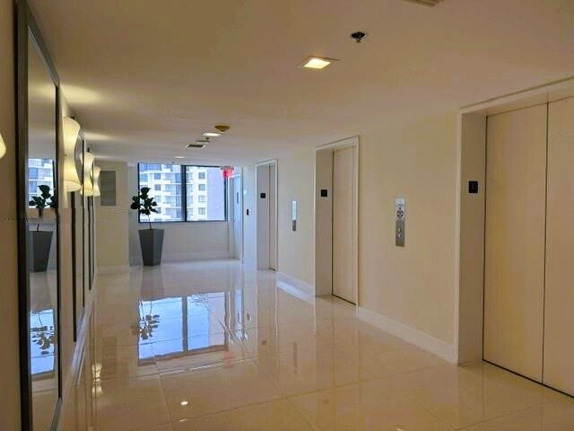 Building Photo - 540 Brickell Key Dr