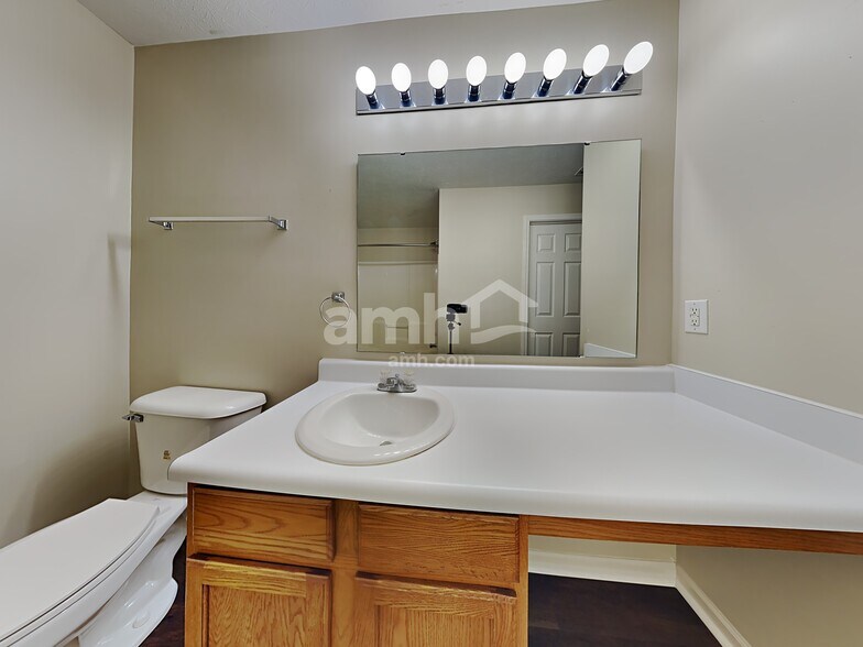 Building Photo - 2219 S Briarwood Dr