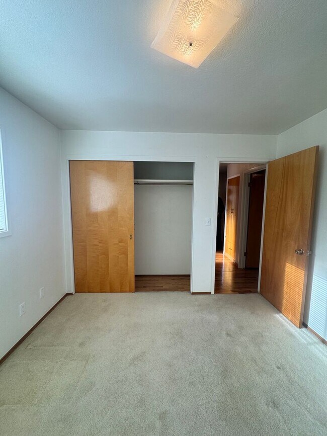 Building Photo - 4337 Lombard Dr