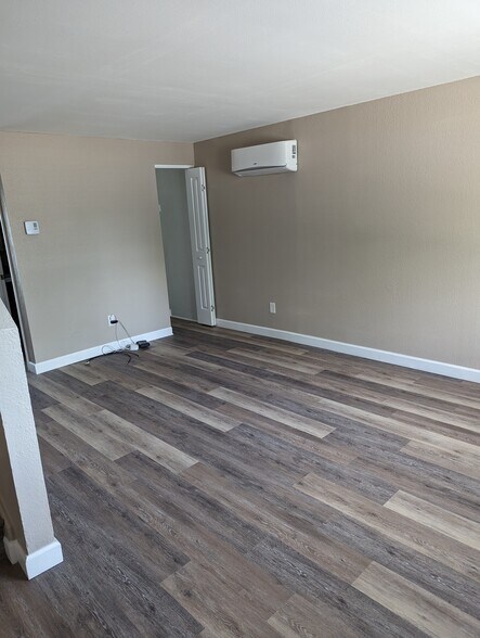 Front room with coat closet - 3526 Butternut Dr