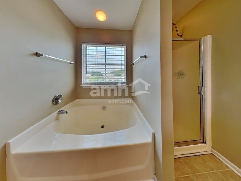 Building Photo - 11 Knoll Ridge Dr