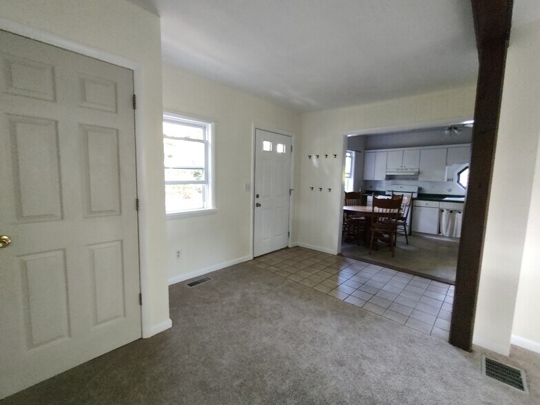 Full entry, with closet doors to the left. - 1314 Blakeley Rd