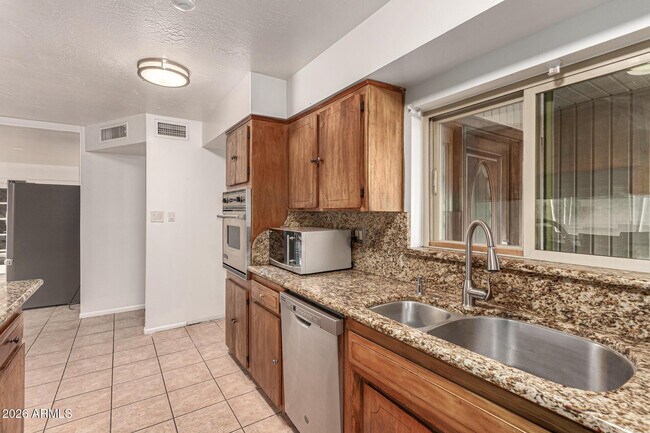 Building Photo - 2109 S Stanley Pl