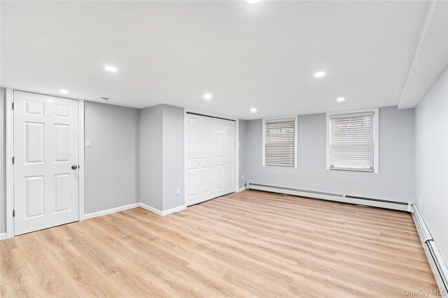 Building Photo - 5 Lakeview Ave