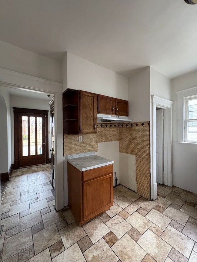 Building Photo - Large 4 bedrooms 2 full bathroom home for rent