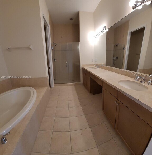 Building Photo - 6033 NW 118th Dr