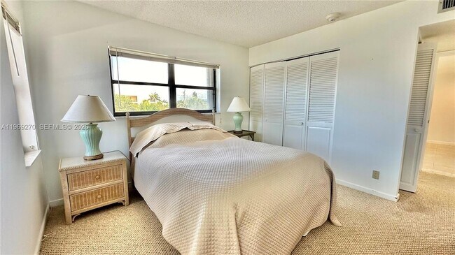 Building Photo - 330 SE 20th Ave