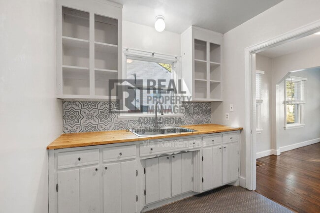 Building Photo - 2009 Oakwood Ave