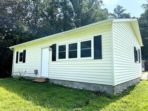 Building Photo - Cute Cottage Overlooking a Wooded Area