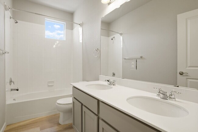 Building Photo - Spacious 3 Bed, 2.5 Bath Townhome in Prime Lakewood Location - Solar