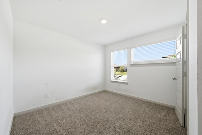 Building Photo - 818 Starcross Bnd Dr