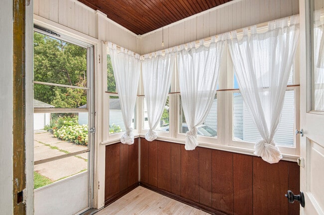 Building Photo - 932 Garfield Ave NW