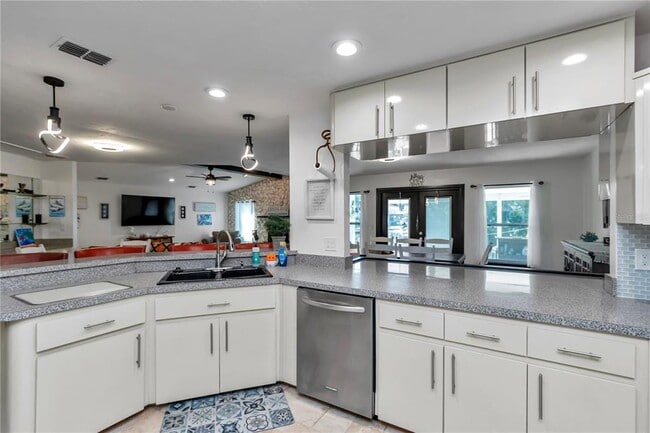 Building Photo - 1542 SE Pinwheel Dr