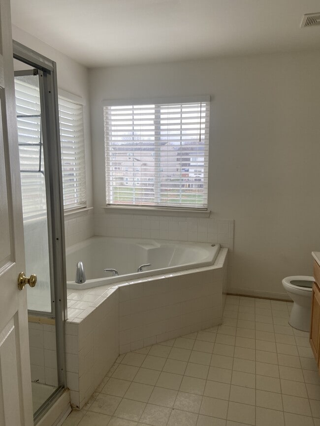 Building Photo - 305 N Old Dominion Ln