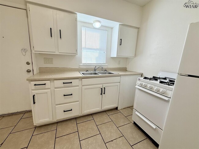 Building Photo - 614 Sunset Dr