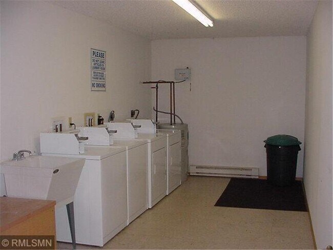 Building Photo - 560-580 Spring St