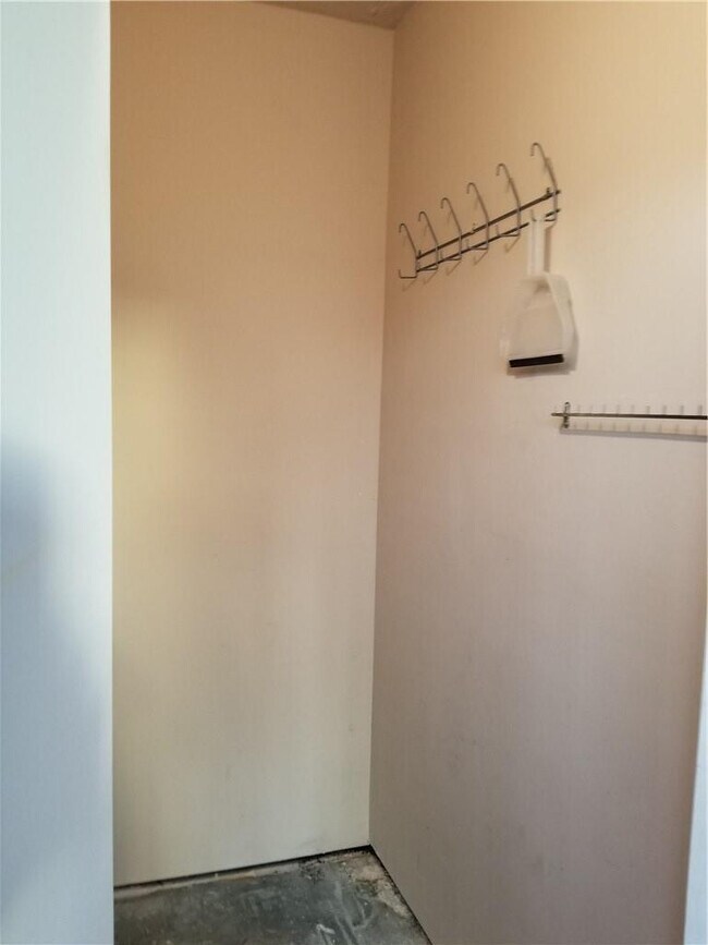 Building Photo - 430 Commodore Dr