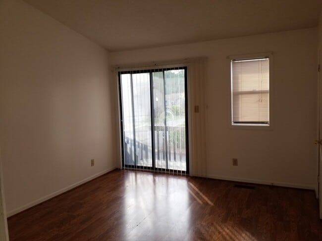 Building Photo - VISTA COURT!  2 Bedrooms/Lower Level Bonus...