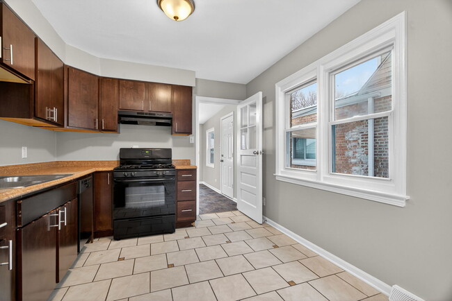 Building Photo - 106 164th St