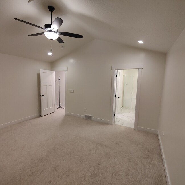 Building Photo - 682 E Benbrook Ln