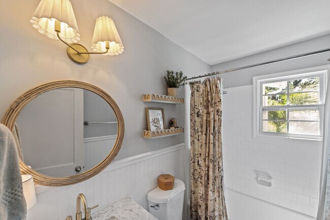 Building Photo - Charming Parkside 2-Bedroom Home Near Daffin Park with Fenced Yard & Patio