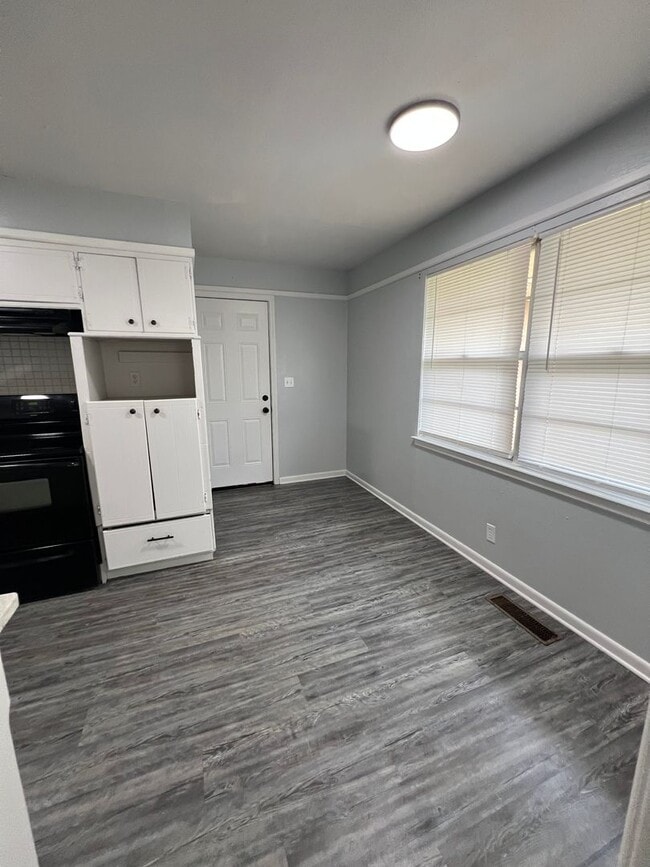 Building Photo - Must see 3 bed, 2 bath home near Downtown ...
