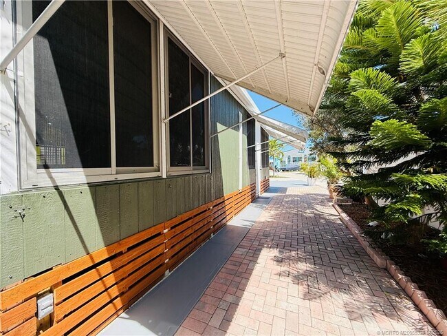 Building Photo - 10851 S Ocean Dr