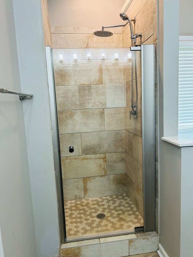 Building Photo - Beautiful 4 bedroom, 2.5 bathroom home in ...