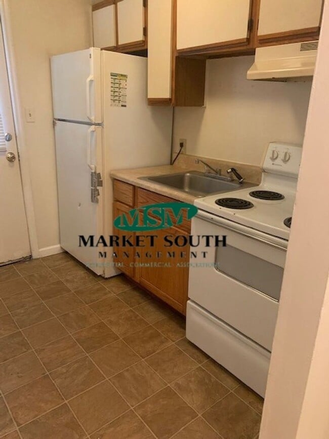 Building Photo - *APPLICATION PENDING!* CONVENIENT   LOCATI...