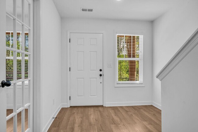 Building Photo - Modern Living in Bellevue