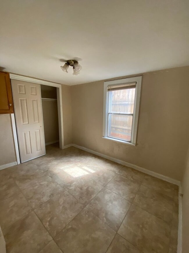 Building Photo - 2 Bed 1 Bath in the University Add Near Paseo and 23rd St Restaurants