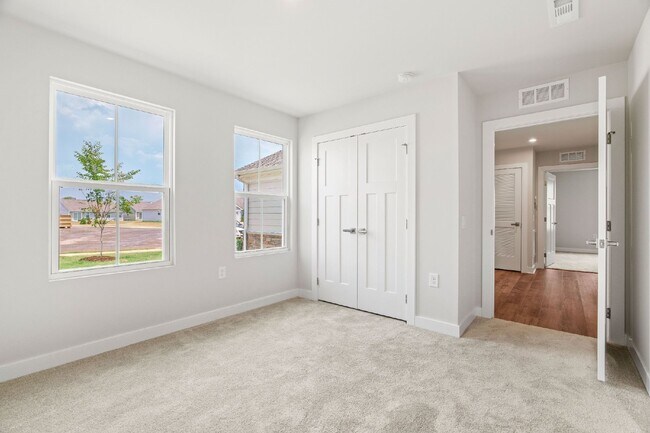 Building Photo - Beautiful White House Home | Granite Counters, Gas Range & One-Level Living