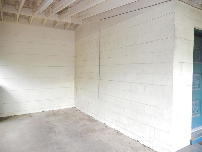 Building Photo - 1682 Mayhew St