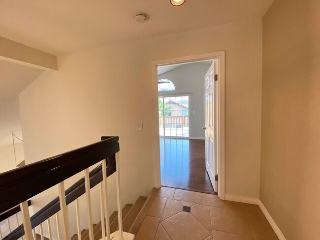 Building Photo - Santa Fe Hills 4 Bedroom Home