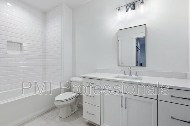 Building Photo - 231 S Bilbro Ave