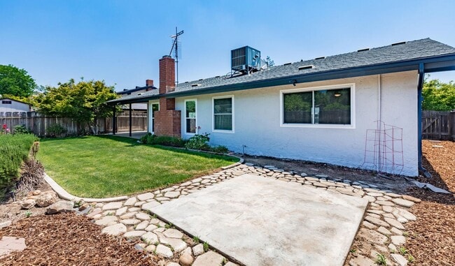 Building Photo - Charming 3-Bedroom Home with Beautifully U...
