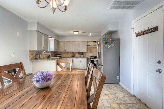 Building Photo - 9527 Vilven Ln