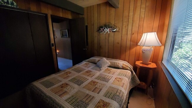 Building Photo - Spacious and Bright Cottage on Quiet Cul-d...