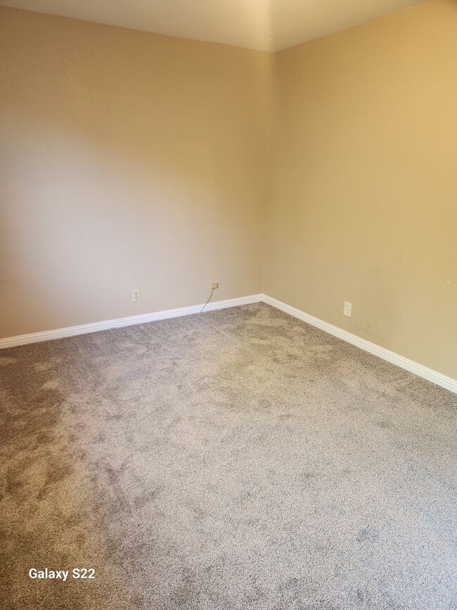 Building Photo - Beautiful 4 bedroom, 3 bathroom home locat...