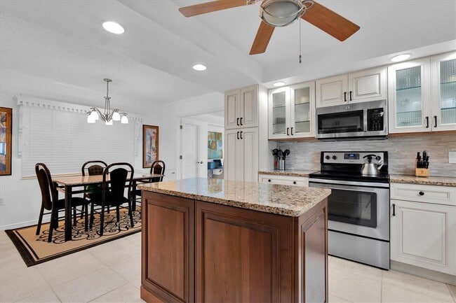 Building Photo - 6500 Sunset Way