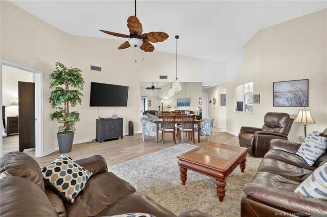 Building Photo - 6110 SE Martinique Dr