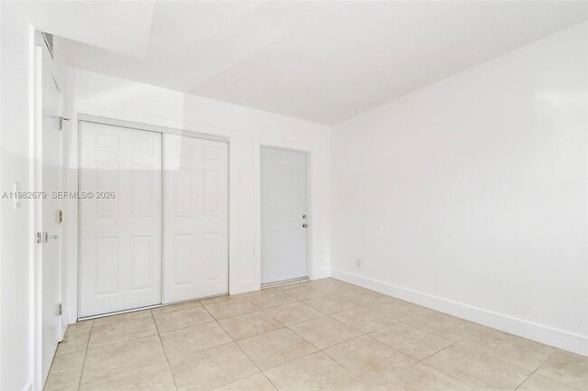 Building Photo - 407 SE 9th Ct