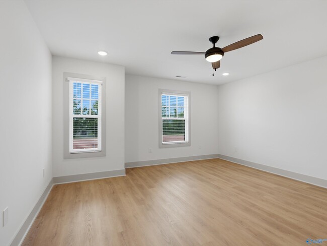 Building Photo - 6 Whispering Oak Dr SW