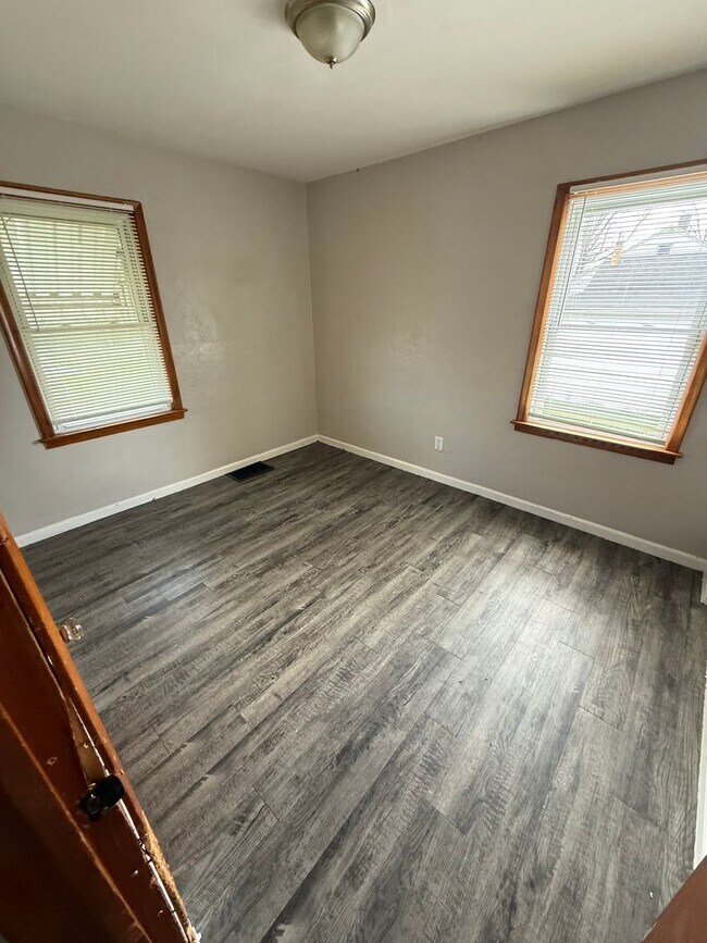 Building Photo - 2 Bed 1 Bath